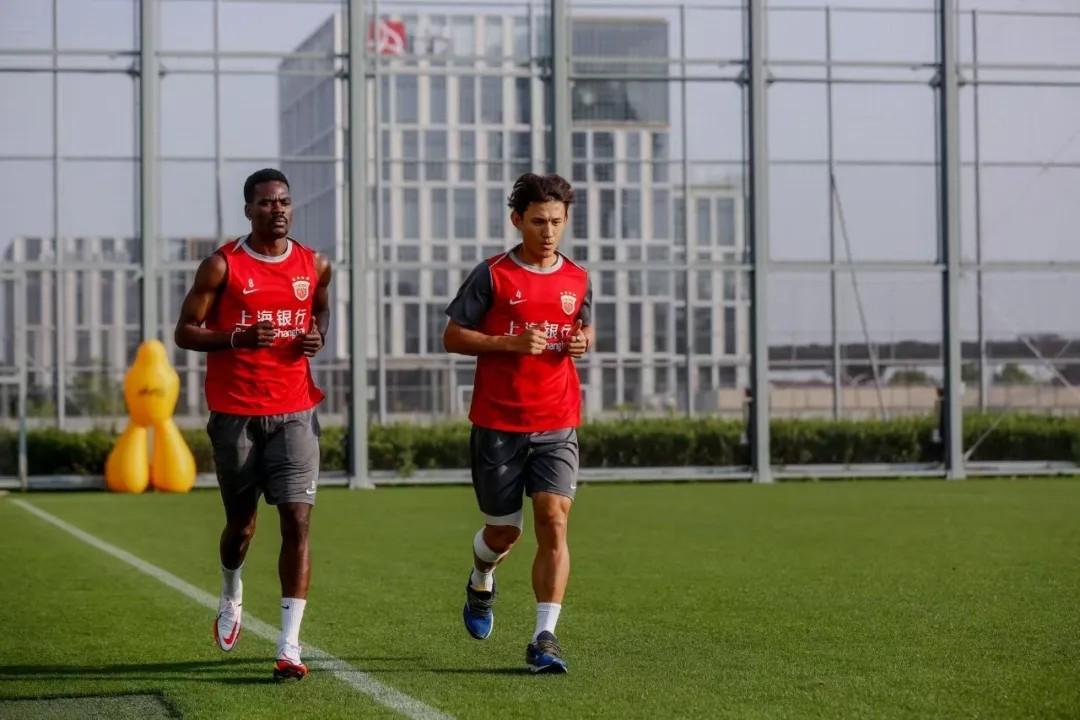 山猫NBA在线观看-东体：海港外援克劳德已经归队并进行恢复训练